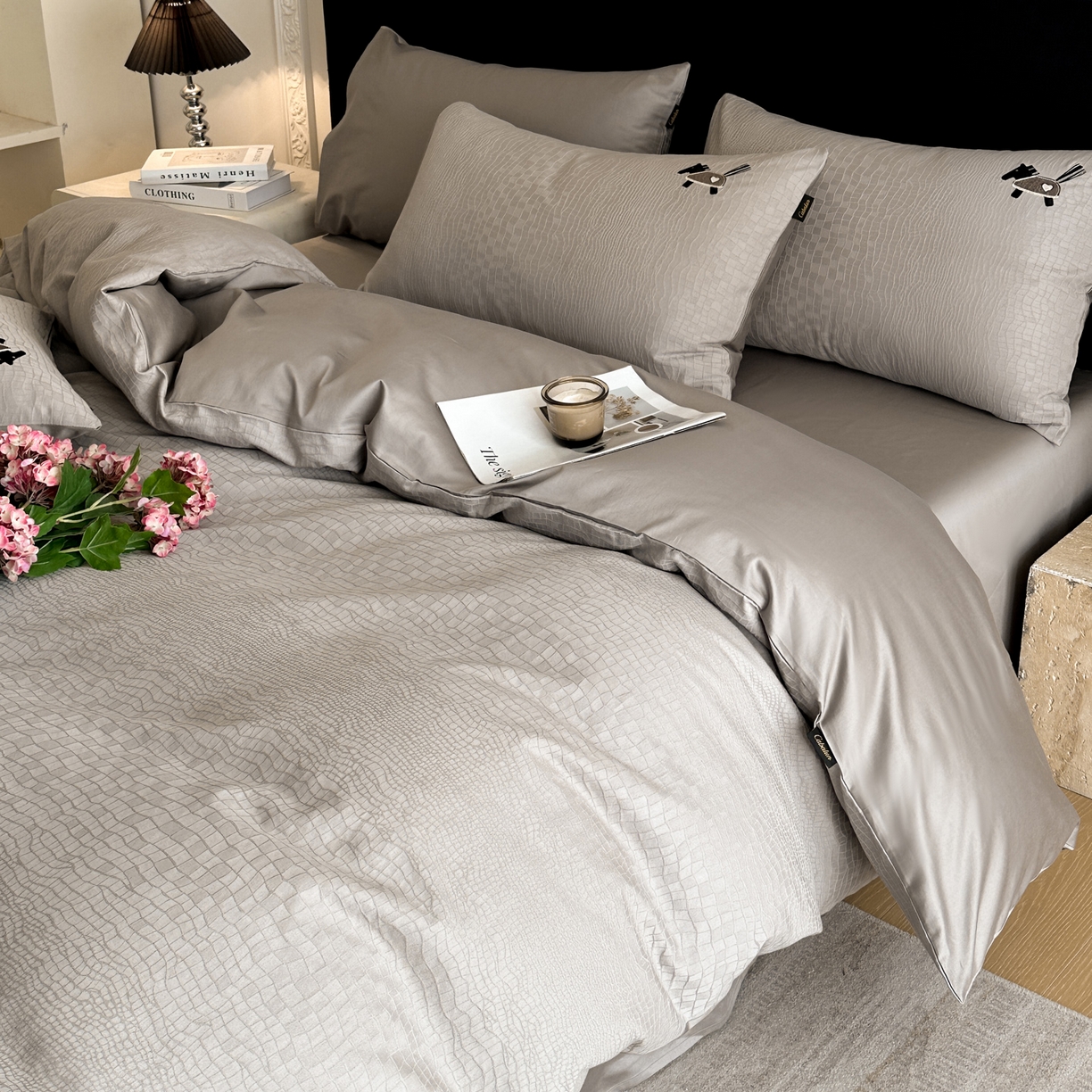 91家纺网 家纺一手货源 找家纺 卡巴伦家纺 2026新款全棉纯棉厚织提花四件套 喜马拉雅-雅士灰