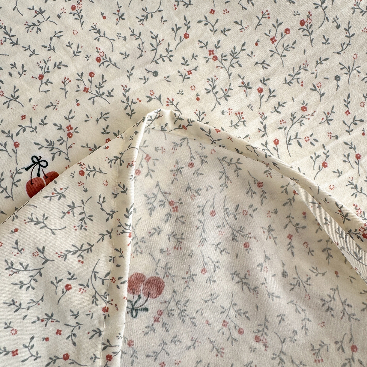 91家纺网 家纺一手货源 找家纺 沐芷 2026 【提供买家秀】A类单床单古法水洗仿棉 单人双人床单三件套 樱桃物语