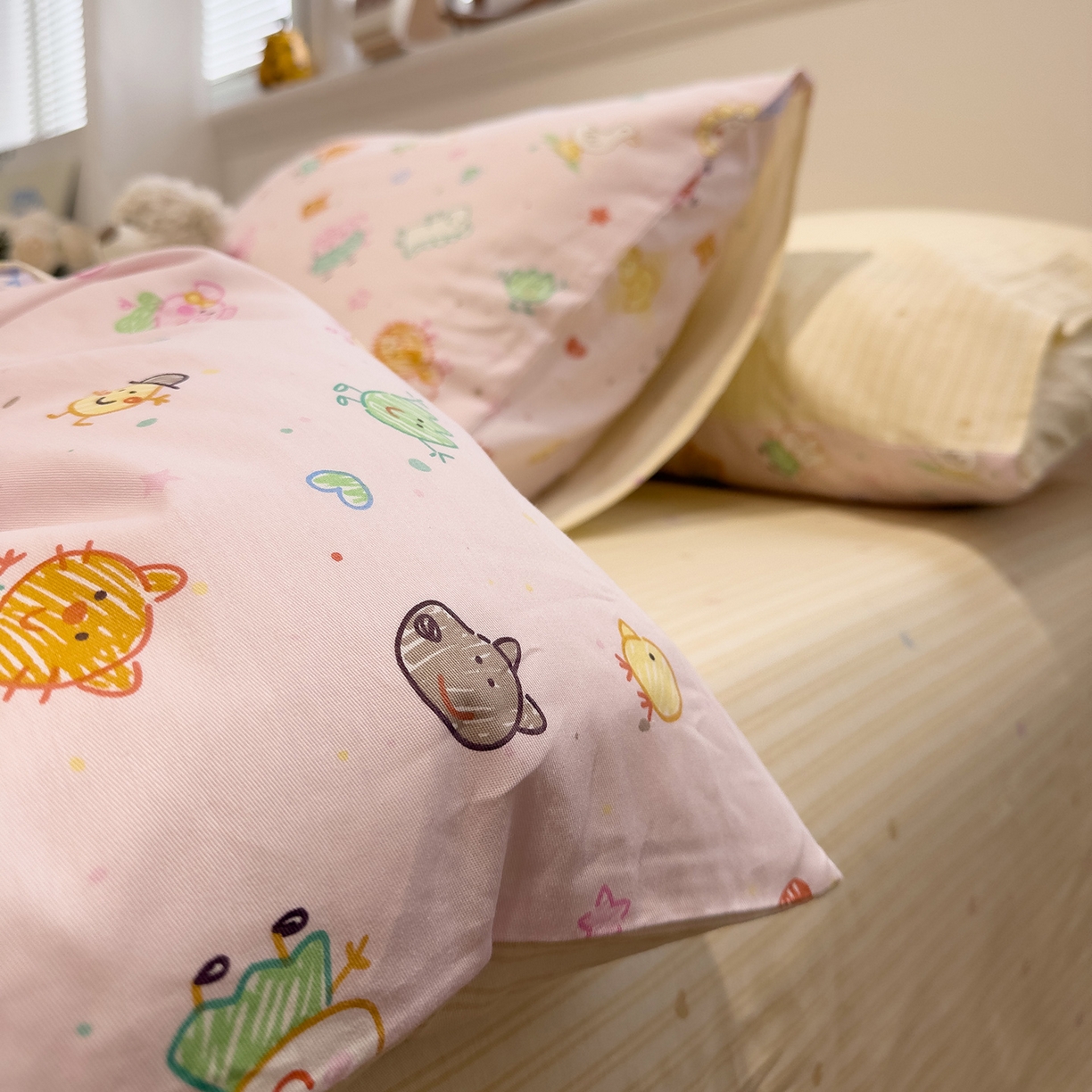 91家纺网 家纺一手货源 找家纺 呗旺鹿 2026春夏新款全棉纯棉40支12868卡通ins风四件套 猪猪乐园