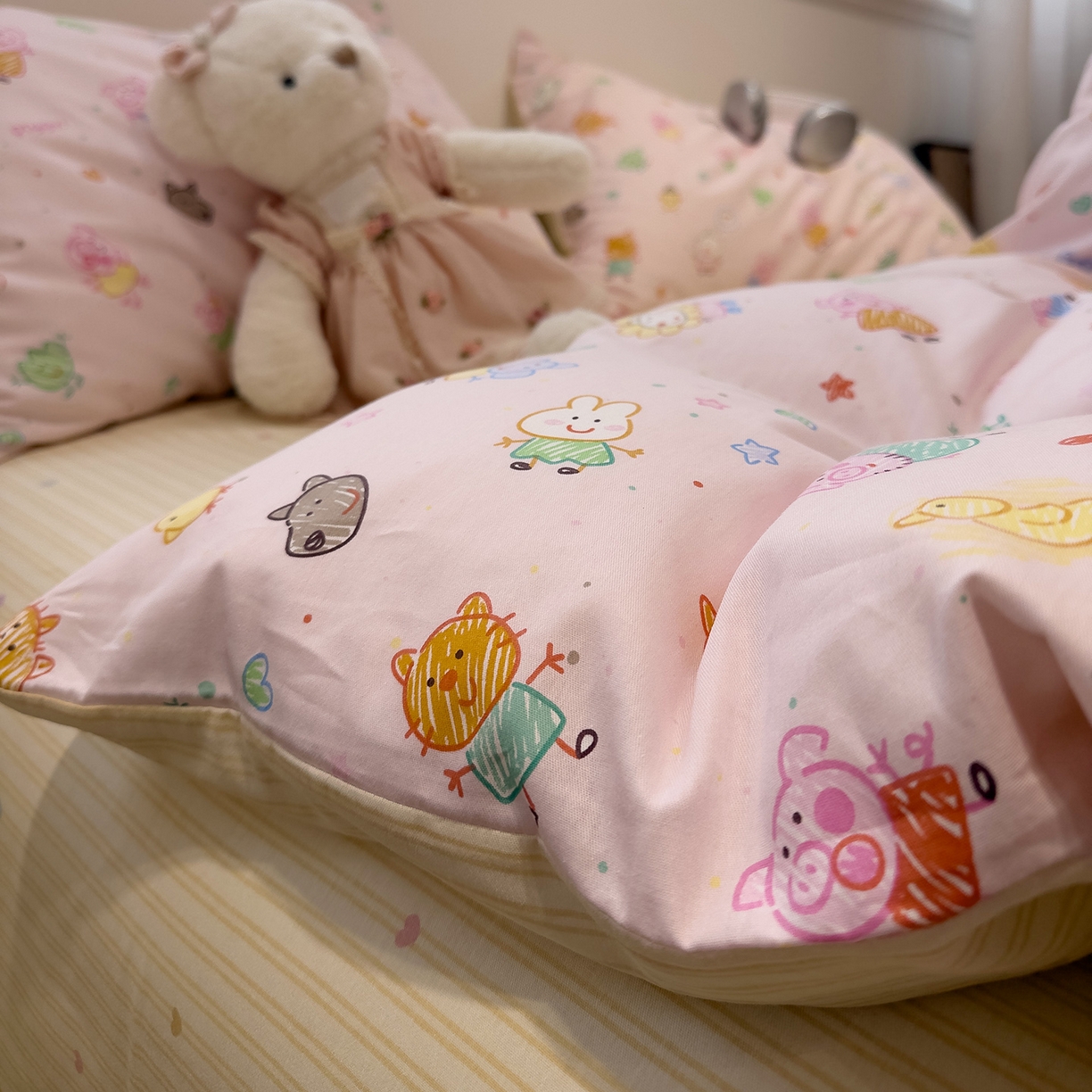 91家纺网 家纺一手货源 找家纺 呗旺鹿 2026春夏新款全棉纯棉40支12868卡通ins风四件套 猪猪乐园