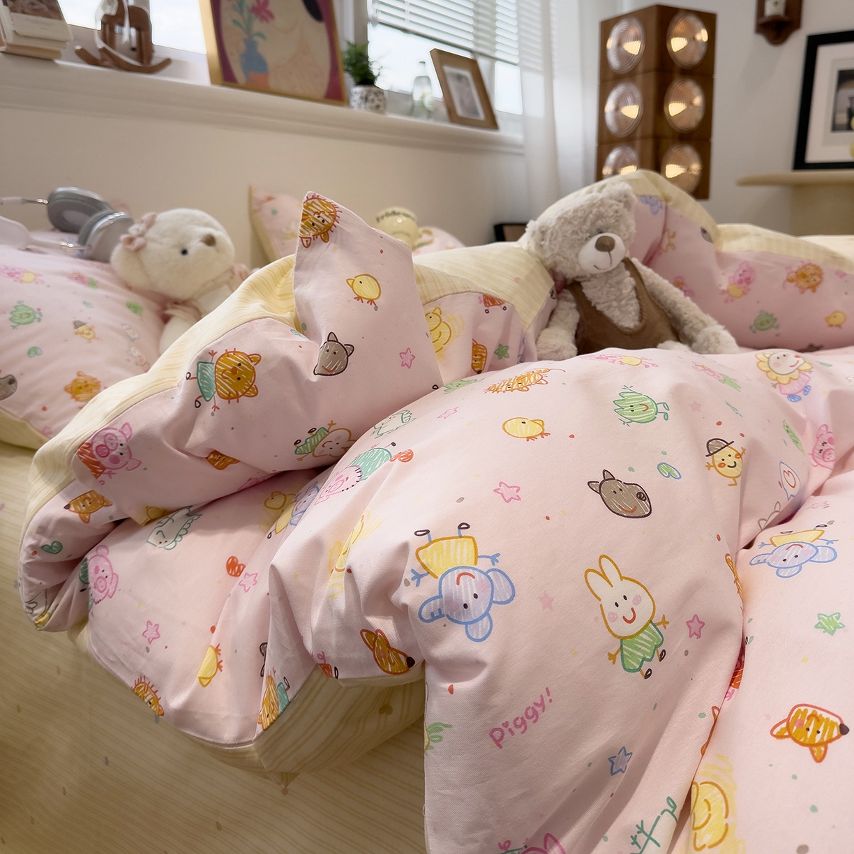 91家纺网 家纺一手货源 找家纺 呗旺鹿 2026春夏新款全棉纯棉40支12868卡通ins风四件套 猪猪乐园