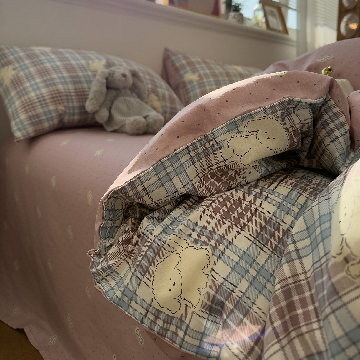 91家纺网 家纺一手货源 找家纺 呗旺鹿 2026春夏新款全棉纯棉40支12868卡通ins风四件套 H英伦格子小狗