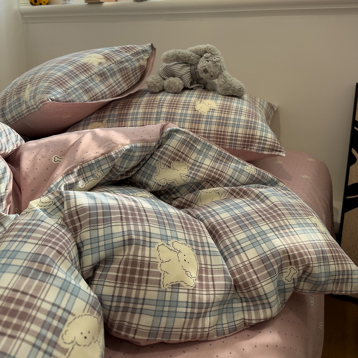 91家纺网 家纺一手货源 找家纺 呗旺鹿 2026春夏新款全棉纯棉40支12868卡通ins风四件套 H英伦格子小狗