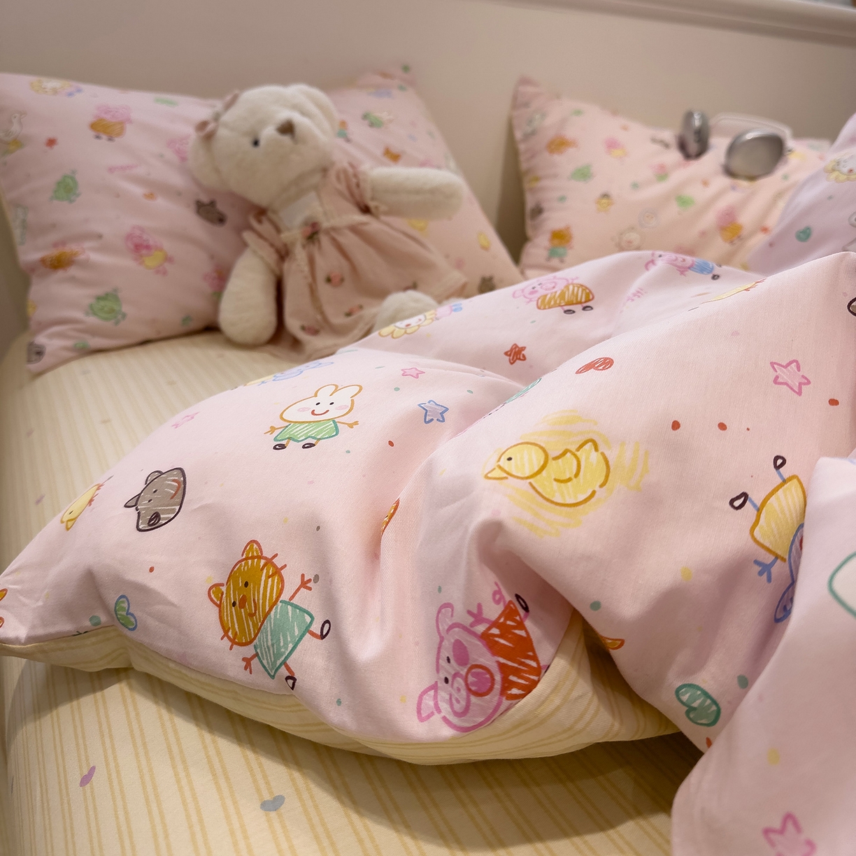 91家纺网 家纺一手货源 找家纺 呗旺鹿 2026春夏新款全棉纯棉40支12868卡通ins风四件套 猪猪乐园