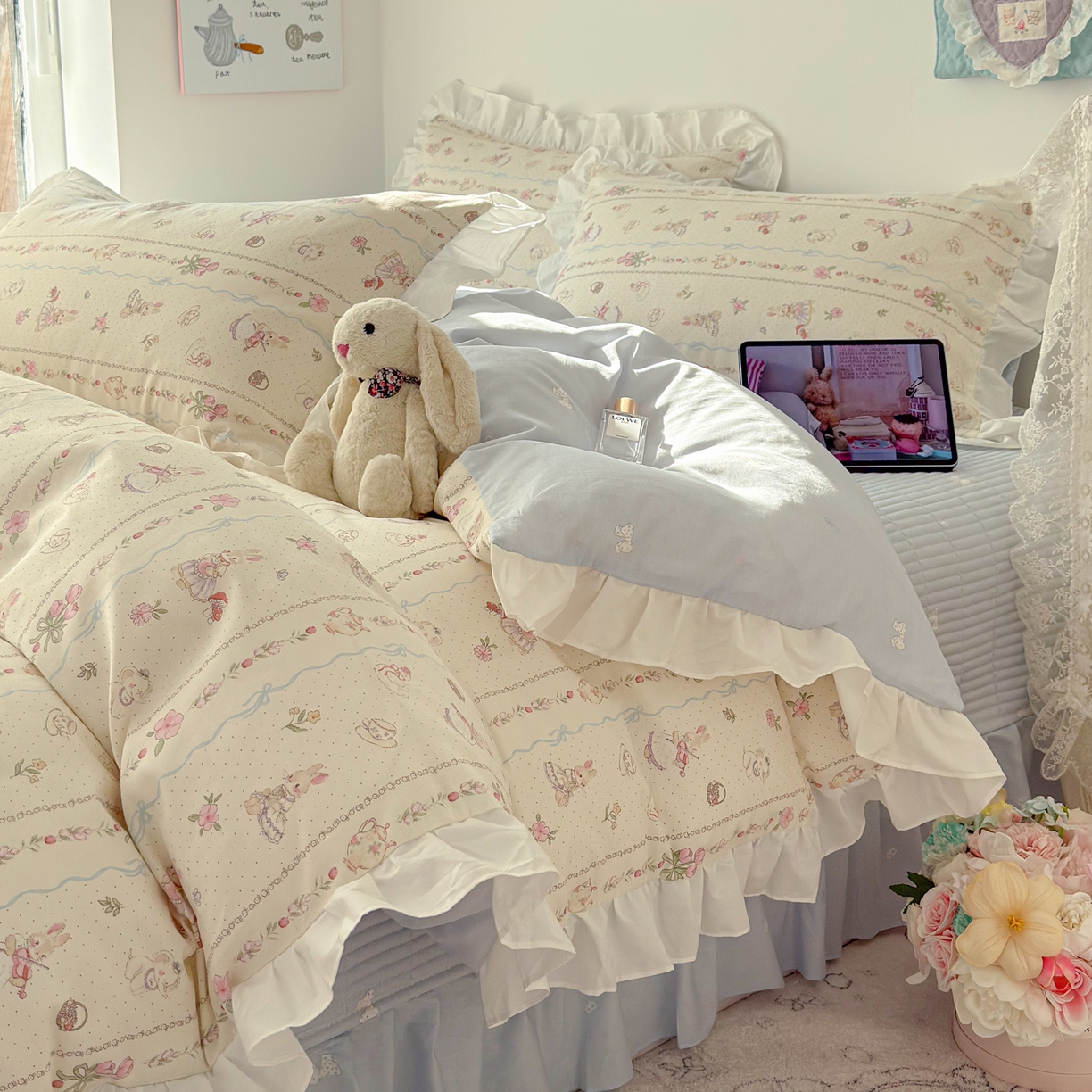 91家纺网 家纺一手货源 找家纺 （总）简宜家居（朝初家纺） 2026新款全棉绗缝花边床盖四件套,幸福小兔,暖菊花兔,牵藤兔,素条花-粉,素条花-蓝,兔与花笺