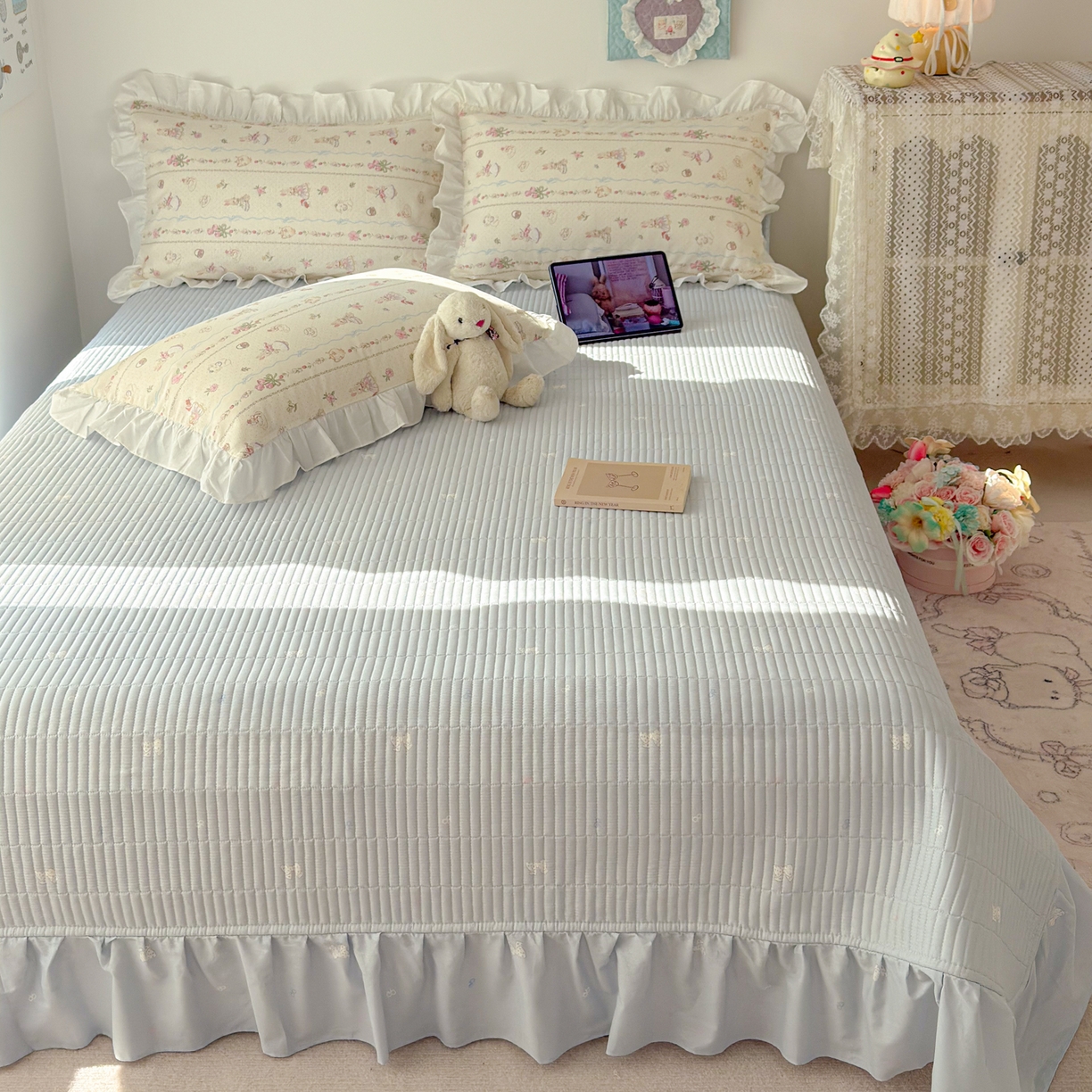 91家纺网 家纺一手货源 找家纺 简宜家居（朝初家纺） 2026新款全棉绗缝花边床盖四件套 幸福小兔