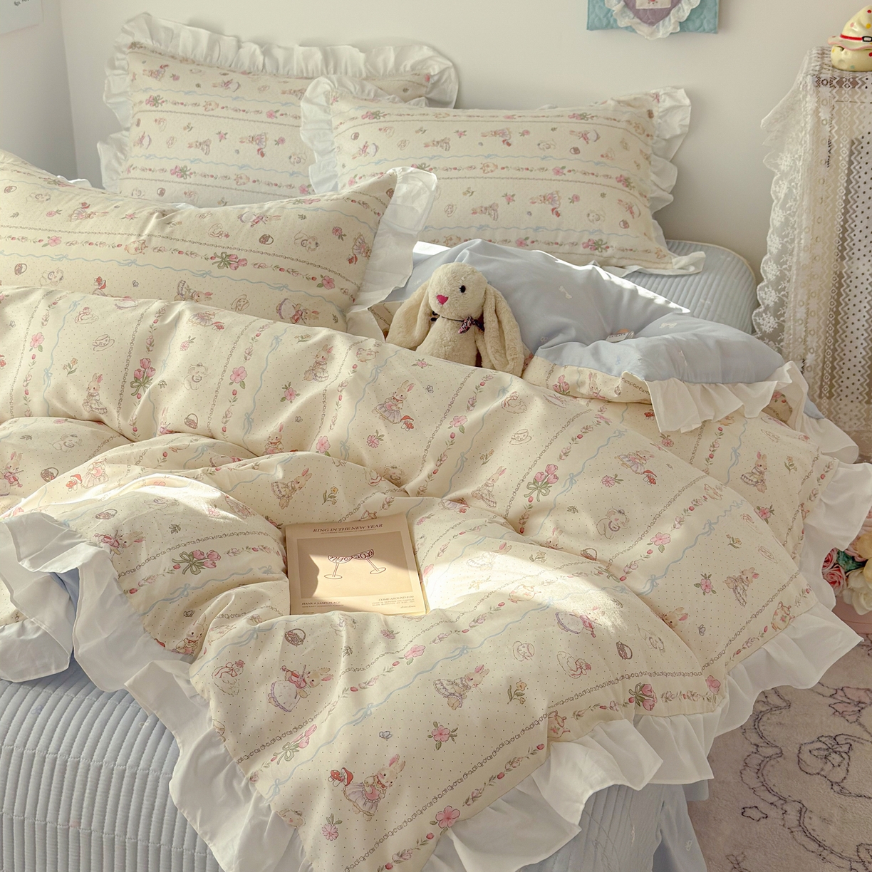 91家纺网 家纺一手货源 找家纺 简宜家居（朝初家纺） 2026新款全棉绗缝花边床盖四件套 幸福小兔