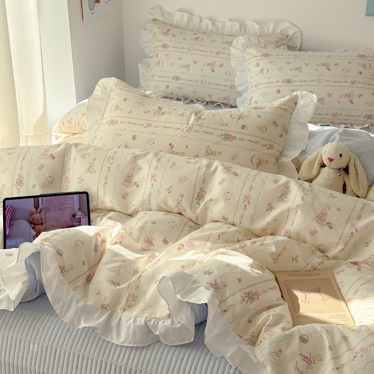 91家纺网 家纺一手货源 找家纺 简宜家居（朝初家纺） 2026新款全棉绗缝花边床盖四件套 幸福小兔