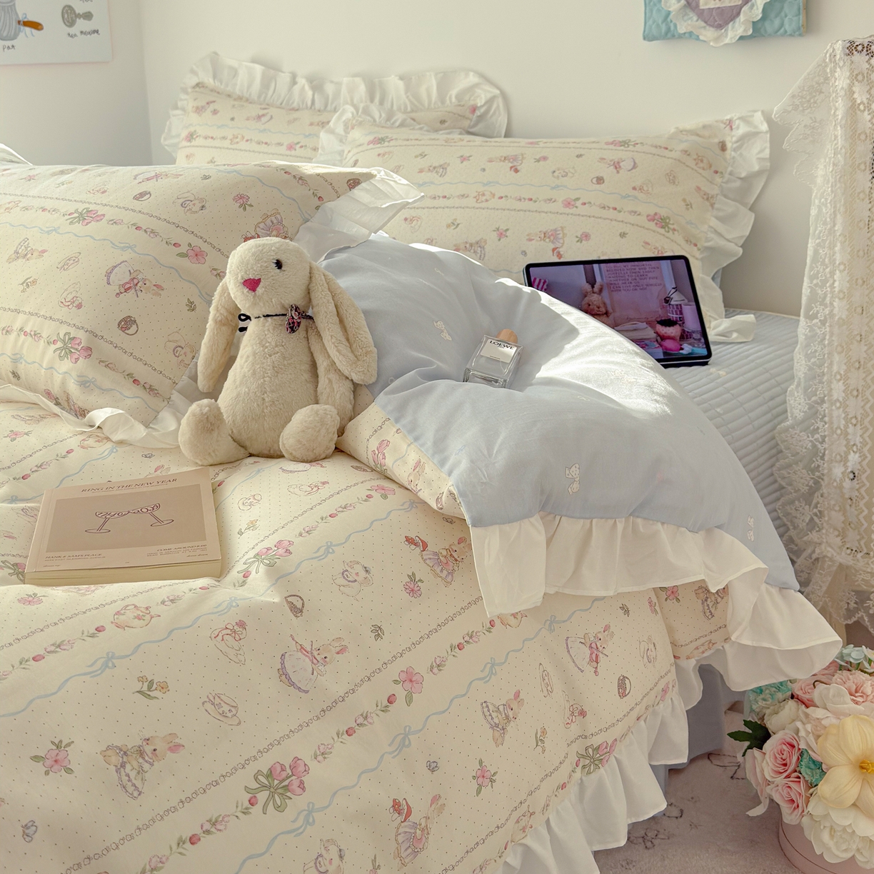 91家纺网 家纺一手货源 找家纺 简宜家居（朝初家纺） 2026新款全棉绗缝花边床盖四件套 幸福小兔