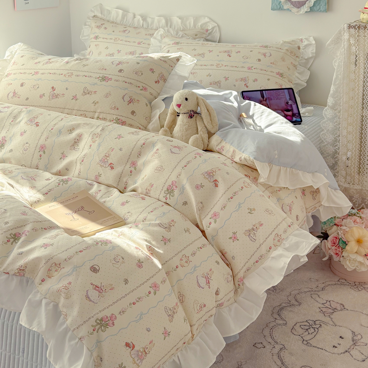 91家纺网 家纺一手货源 找家纺 简宜家居（朝初家纺） 2026新款全棉绗缝花边床盖四件套 幸福小兔