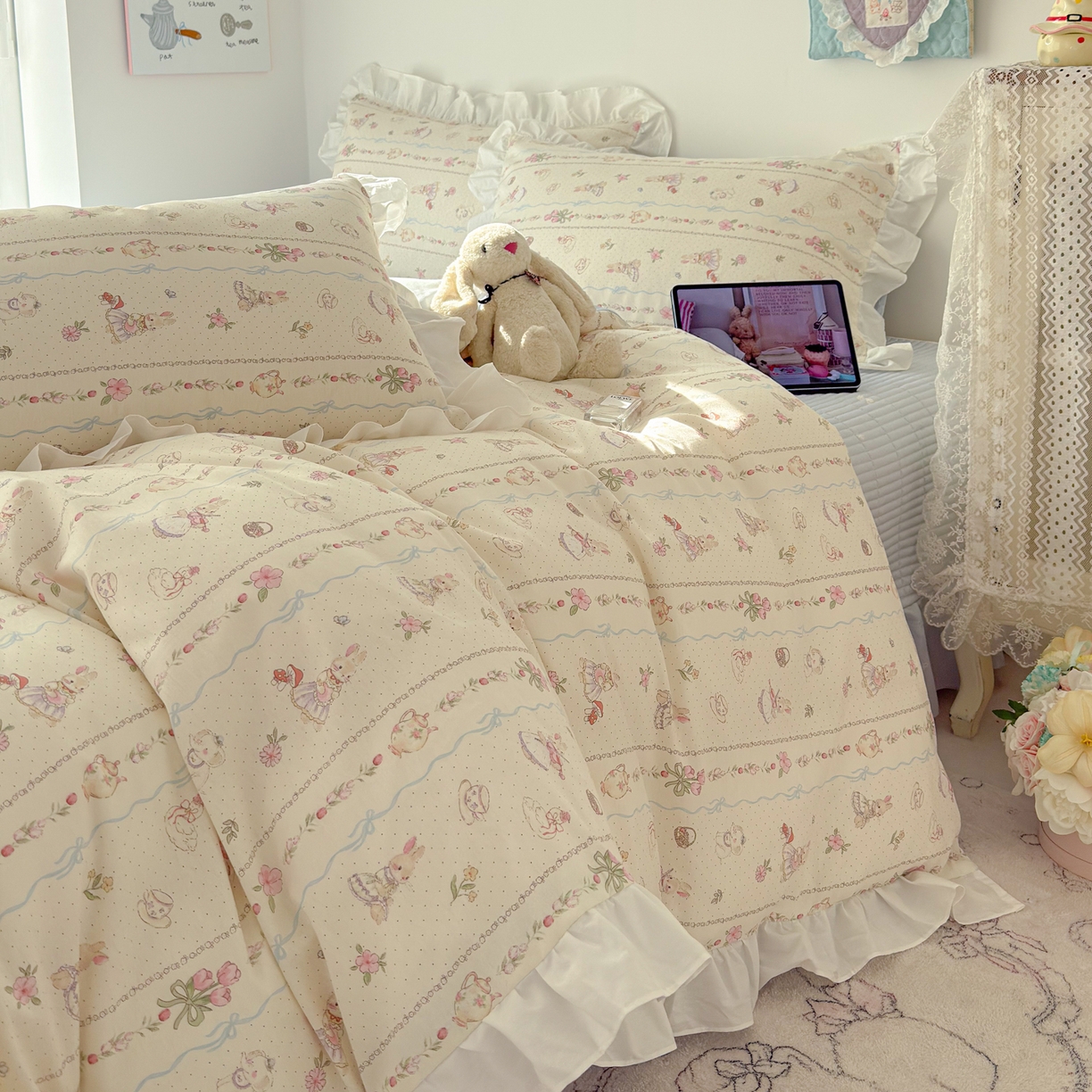 91家纺网 家纺一手货源 找家纺 简宜家居（朝初家纺） 2026新款全棉绗缝花边床盖四件套 幸福小兔