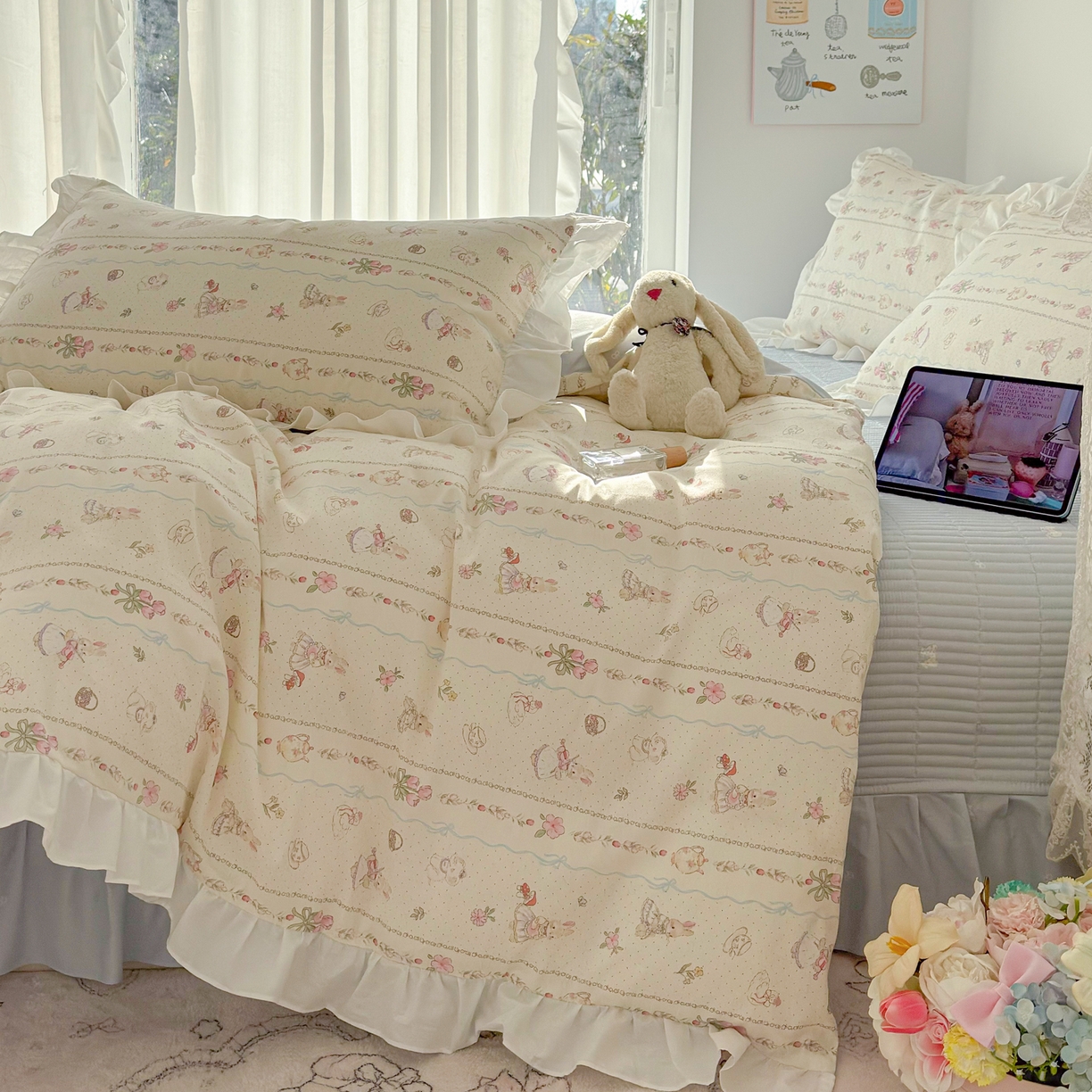 91家纺网 家纺一手货源 找家纺 简宜家居（朝初家纺） 2026新款全棉绗缝花边床盖四件套 幸福小兔