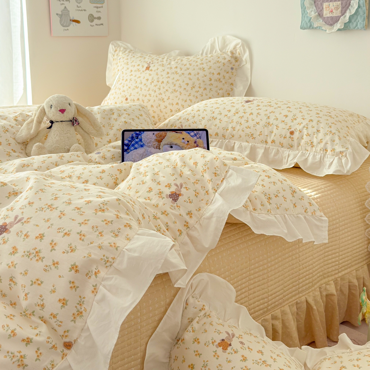 91家纺网 家纺一手货源 找家纺 简宜家居（朝初家纺） 2026新款全棉绗缝花边床盖四件套 暖菊花兔