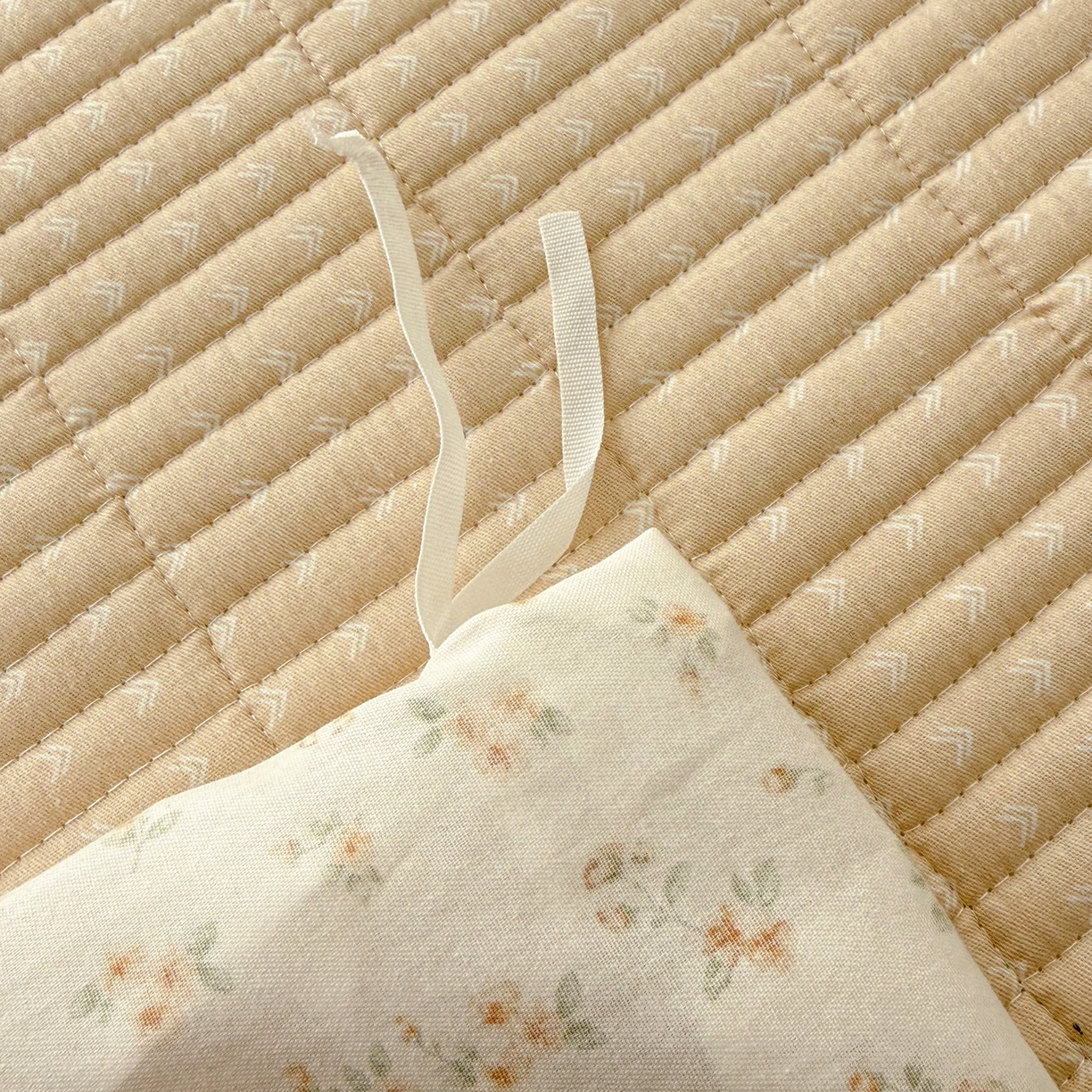 91家纺网 家纺一手货源 找家纺 简宜家居（朝初家纺） 2026新款全棉绗缝花边床盖四件套 暖菊花兔