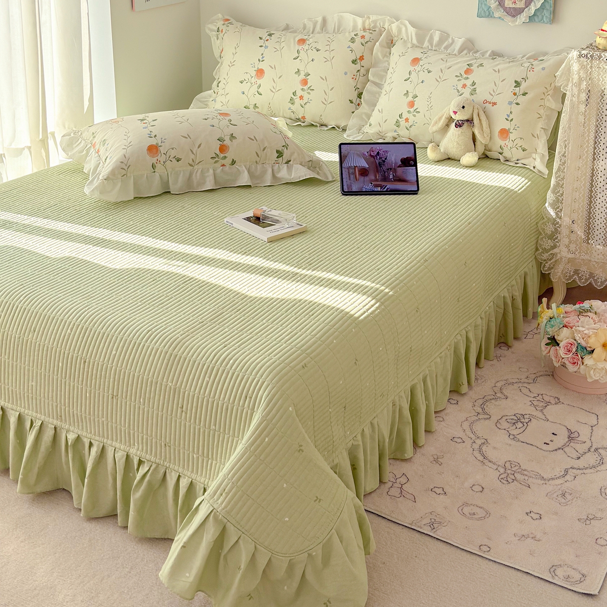 91家纺网 家纺一手货源 找家纺 简宜家居（朝初家纺） 2026新款全棉绗缝花边床盖四件套 牵藤兔