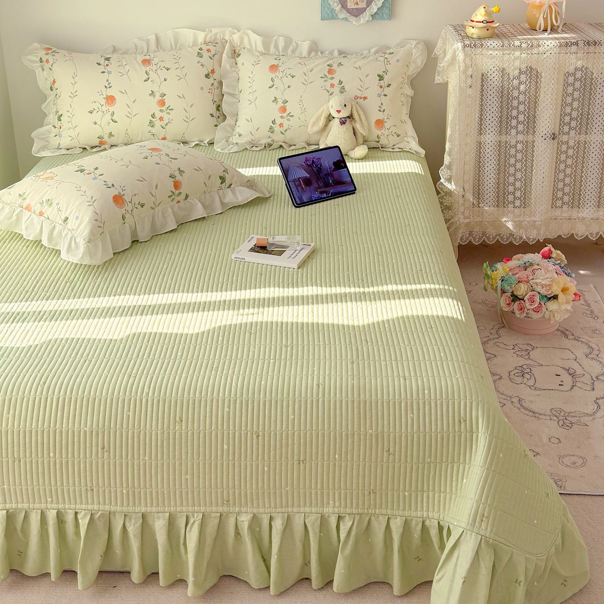 91家纺网 家纺一手货源 找家纺 简宜家居（朝初家纺） 2026新款全棉绗缝花边床盖四件套 牵藤兔