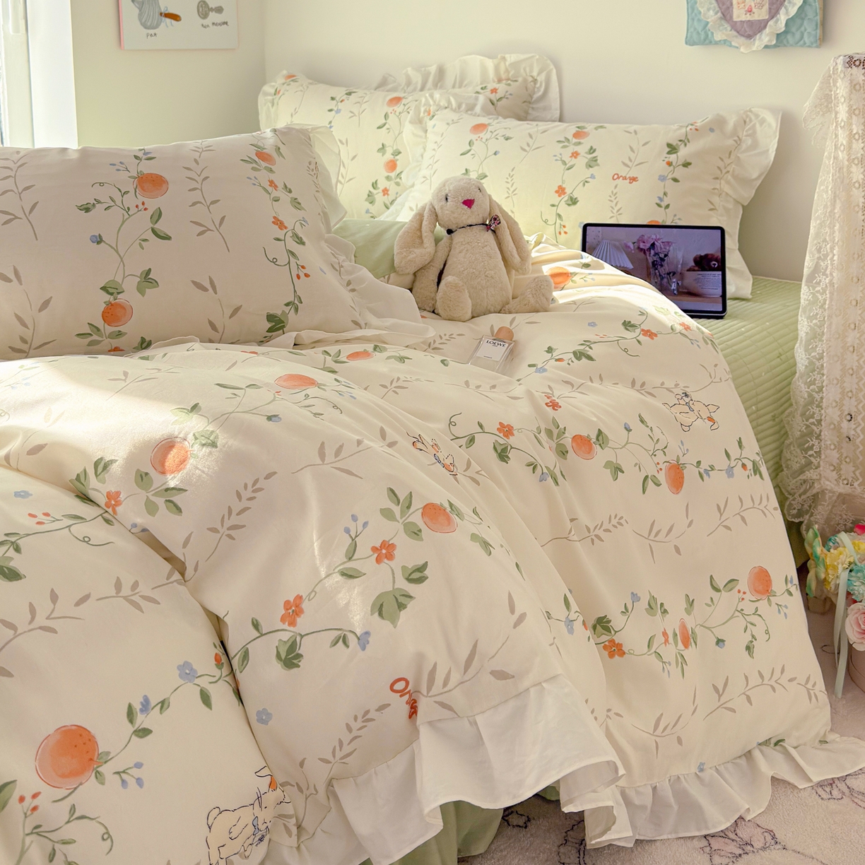 91家纺网 家纺一手货源 找家纺 简宜家居（朝初家纺） 2026新款全棉绗缝花边床盖四件套 牵藤兔