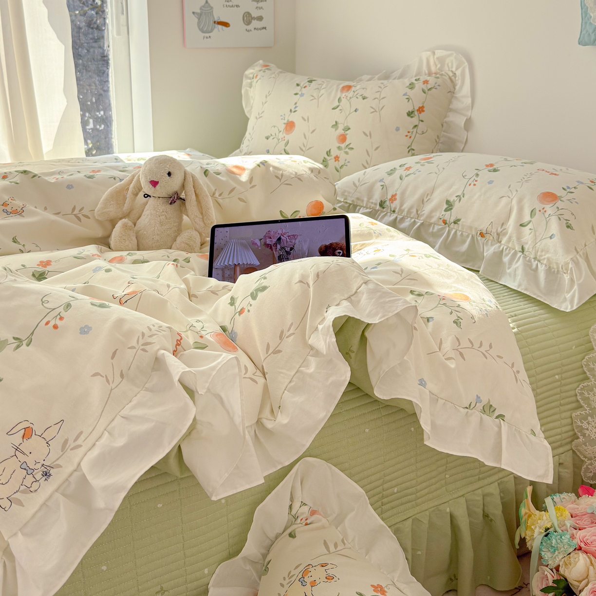 91家纺网 家纺一手货源 找家纺 简宜家居（朝初家纺） 2026新款全棉绗缝花边床盖四件套 牵藤兔