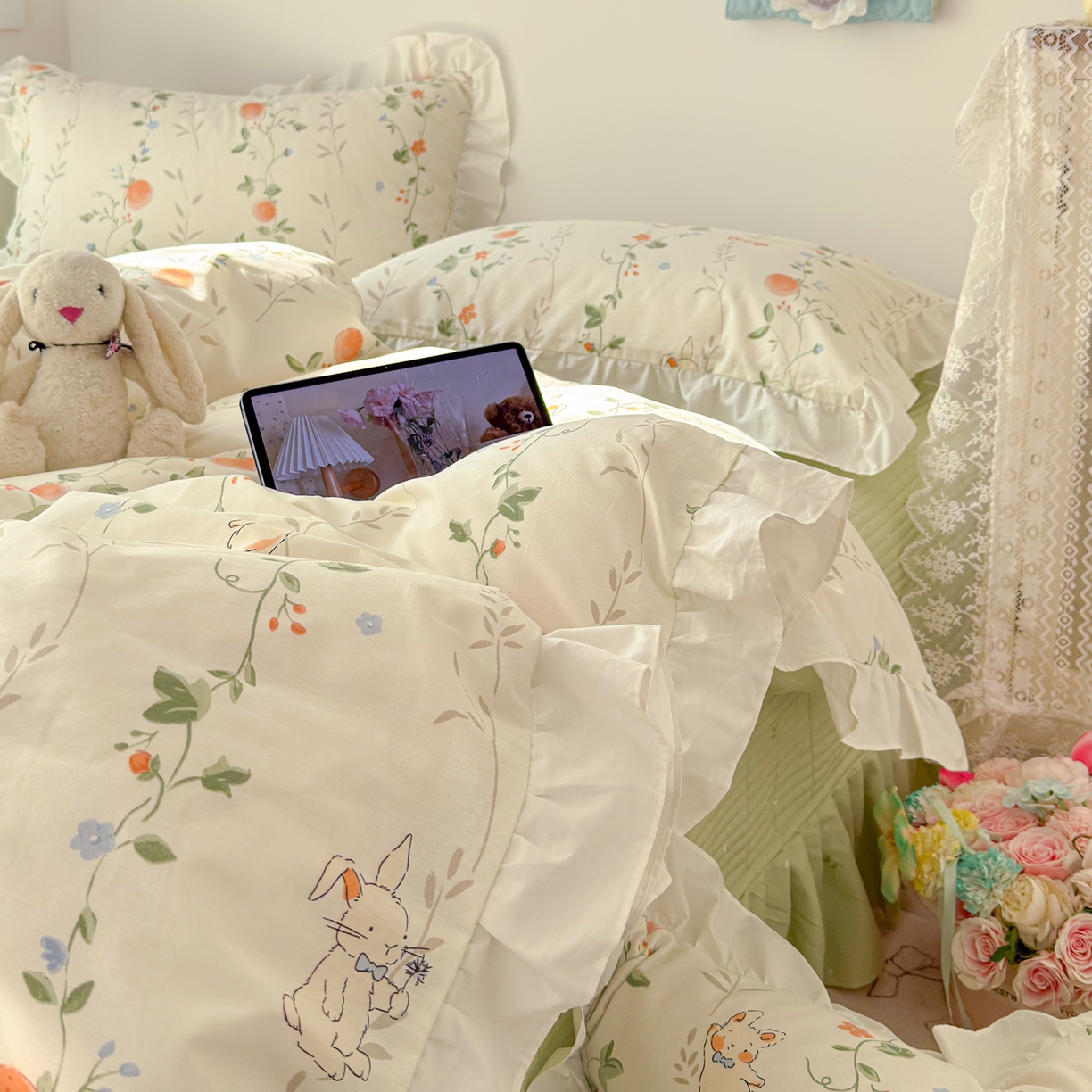 91家纺网 家纺一手货源 找家纺 简宜家居（朝初家纺） 2026新款全棉绗缝花边床盖四件套 牵藤兔