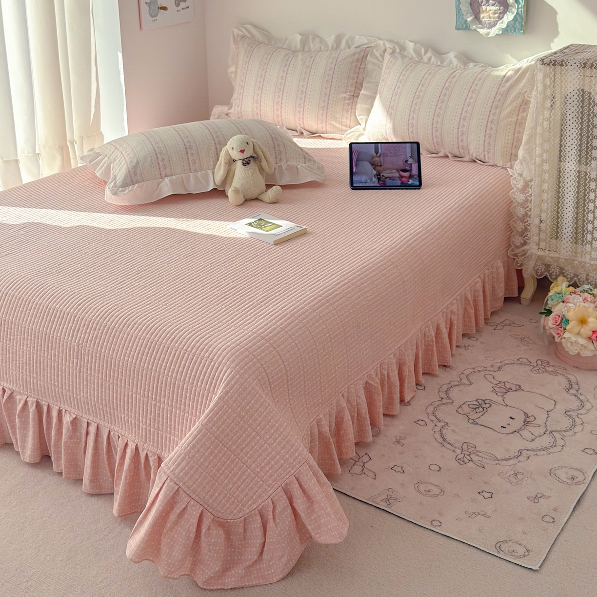 91家纺网 家纺一手货源 找家纺 简宜家居（朝初家纺） 2026新款全棉绗缝花边床盖四件套 素条花-粉