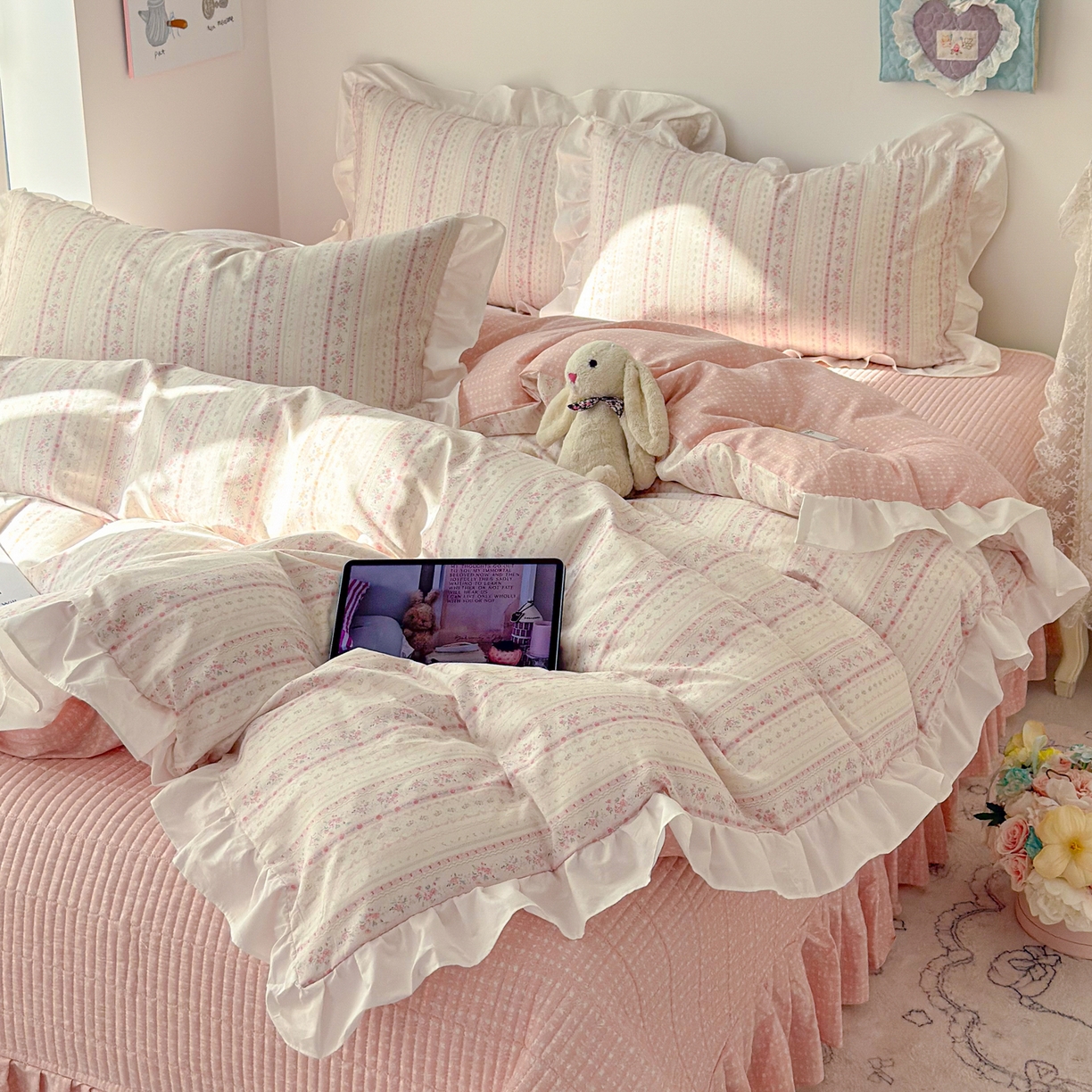 91家纺网 家纺一手货源 找家纺 简宜家居（朝初家纺） 2026新款全棉绗缝花边床盖四件套 素条花-粉