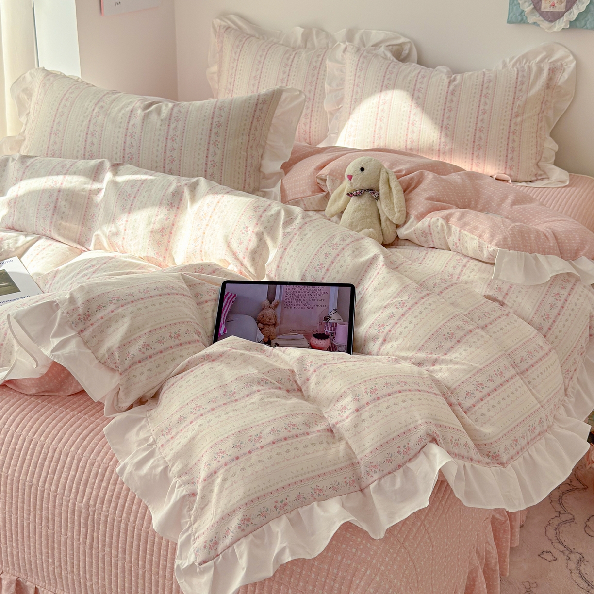 91家纺网 家纺一手货源 找家纺 简宜家居（朝初家纺） 2026新款全棉绗缝花边床盖四件套 素条花-粉