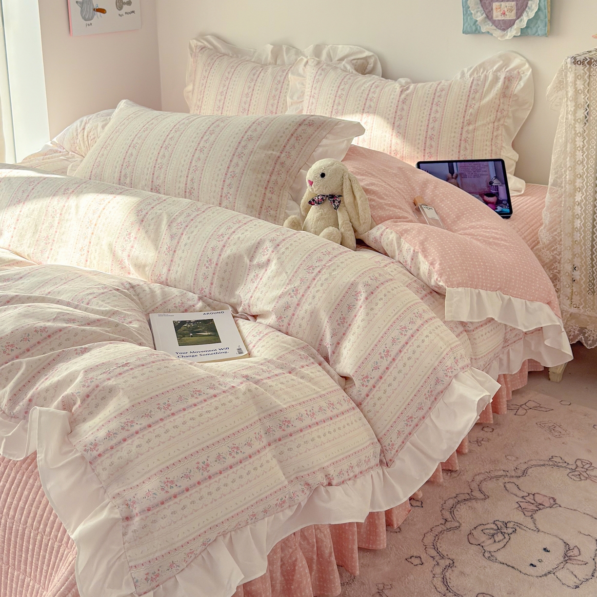 91家纺网 家纺一手货源 找家纺 简宜家居（朝初家纺） 2026新款全棉绗缝花边床盖四件套 素条花-粉