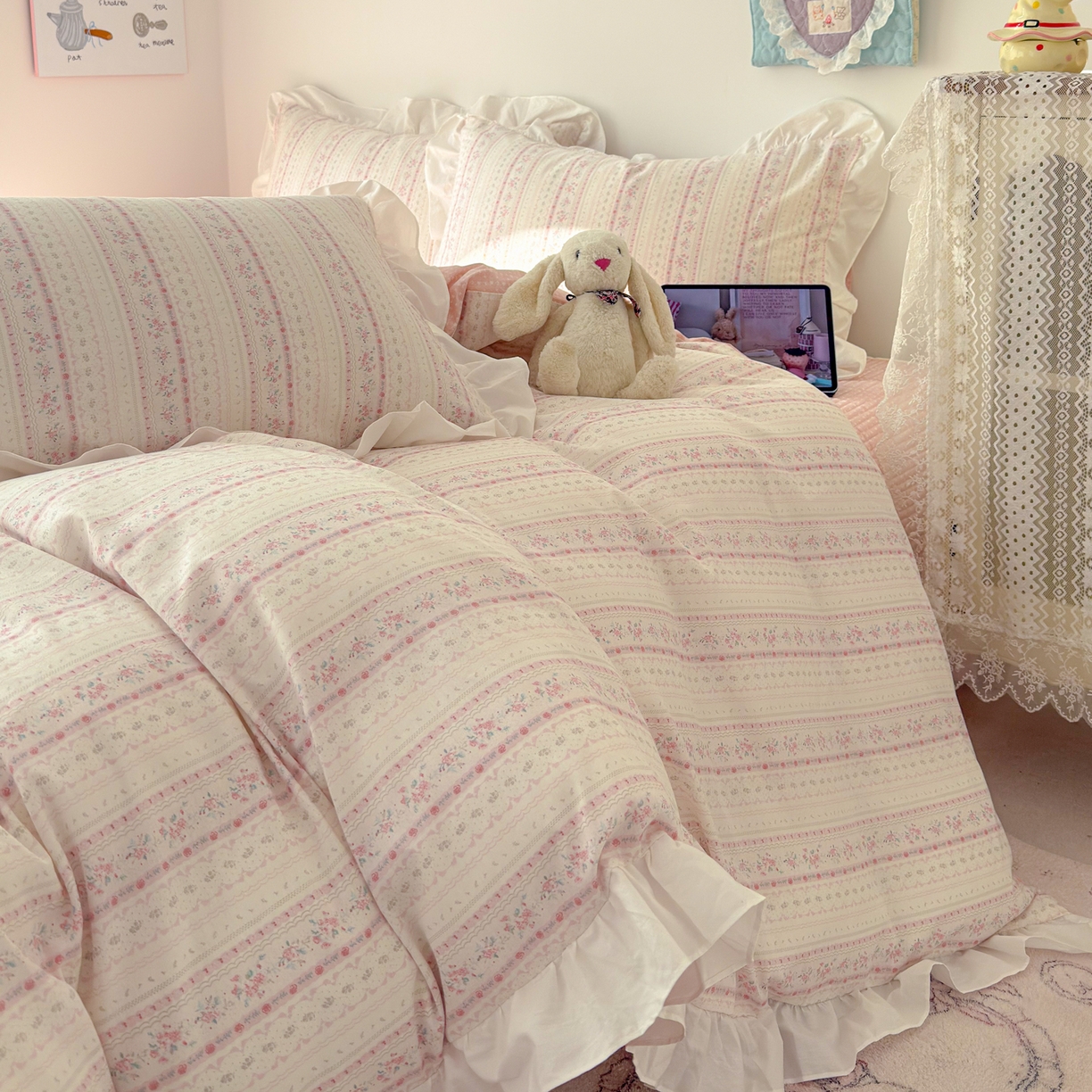 91家纺网 家纺一手货源 找家纺 简宜家居（朝初家纺） 2026新款全棉绗缝花边床盖四件套 素条花-粉