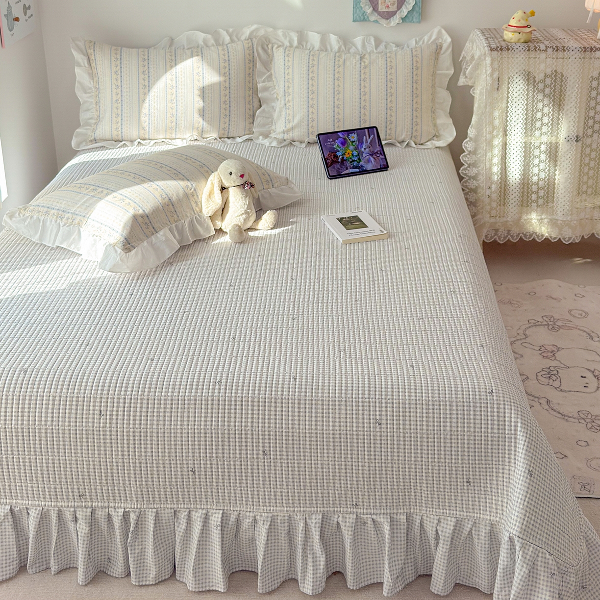 91家纺网 家纺一手货源 找家纺 简宜家居（朝初家纺） 2026新款全棉绗缝花边床盖四件套 素条花-蓝