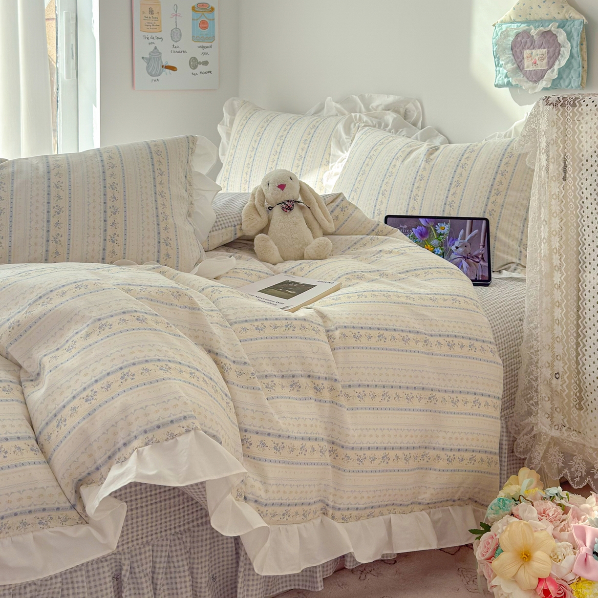 91家纺网 家纺一手货源 找家纺 简宜家居（朝初家纺） 2026新款全棉绗缝花边床盖四件套 素条花-蓝