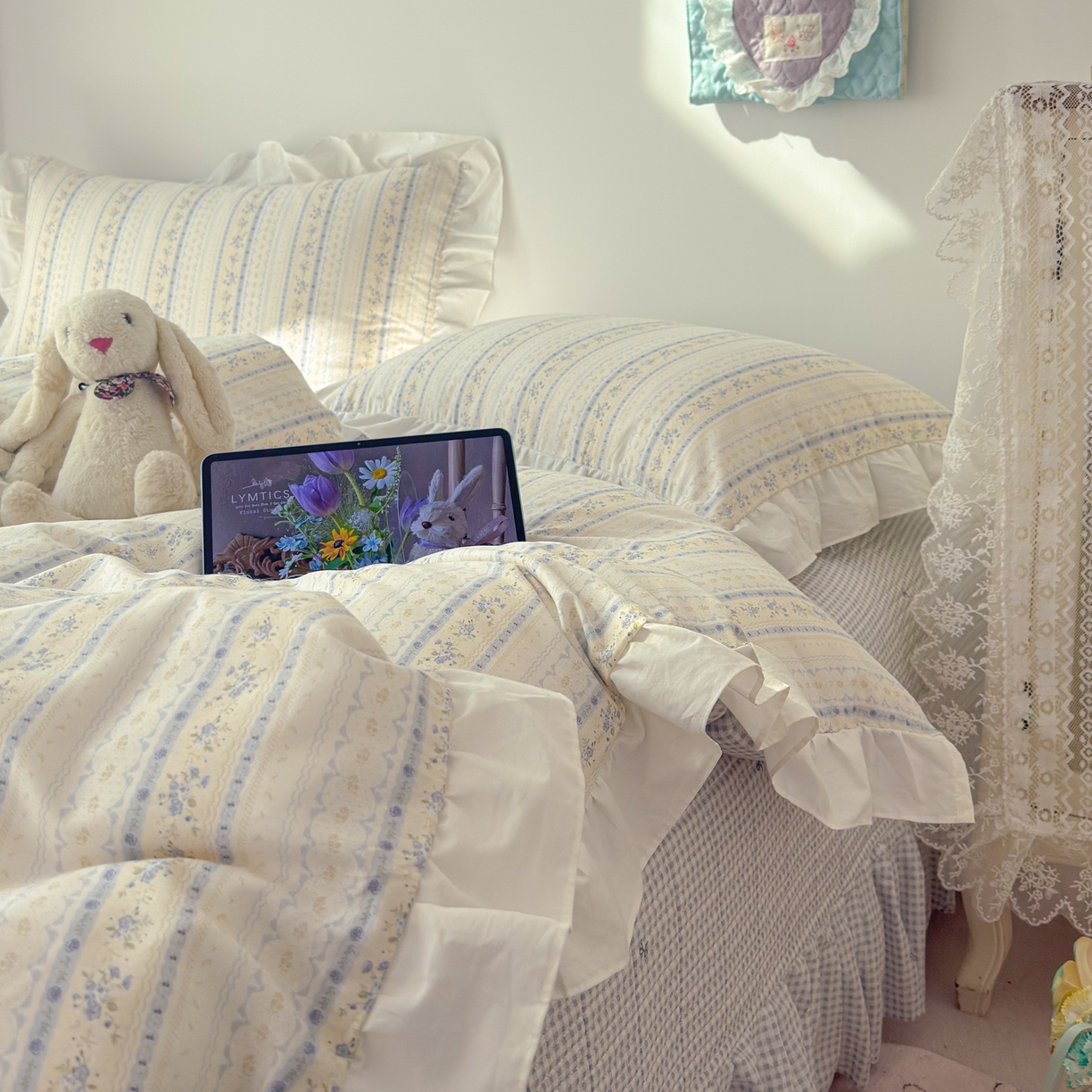 91家纺网 家纺一手货源 找家纺 简宜家居（朝初家纺） 2026新款全棉绗缝花边床盖四件套 素条花-蓝