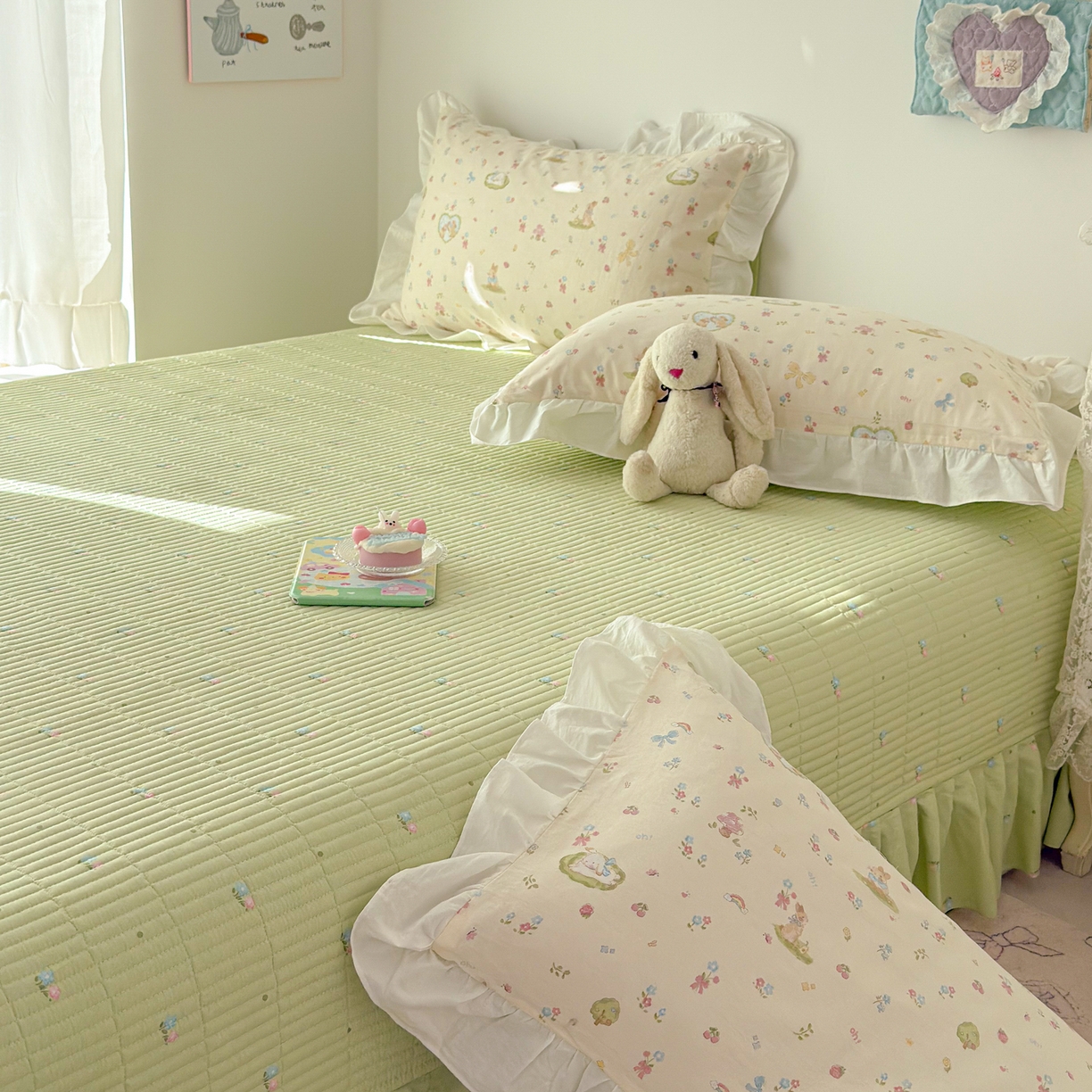 91家纺网 家纺一手货源 找家纺 简宜家居（朝初家纺） 2026新款全棉绗缝花边床盖四件套 兔与花笺