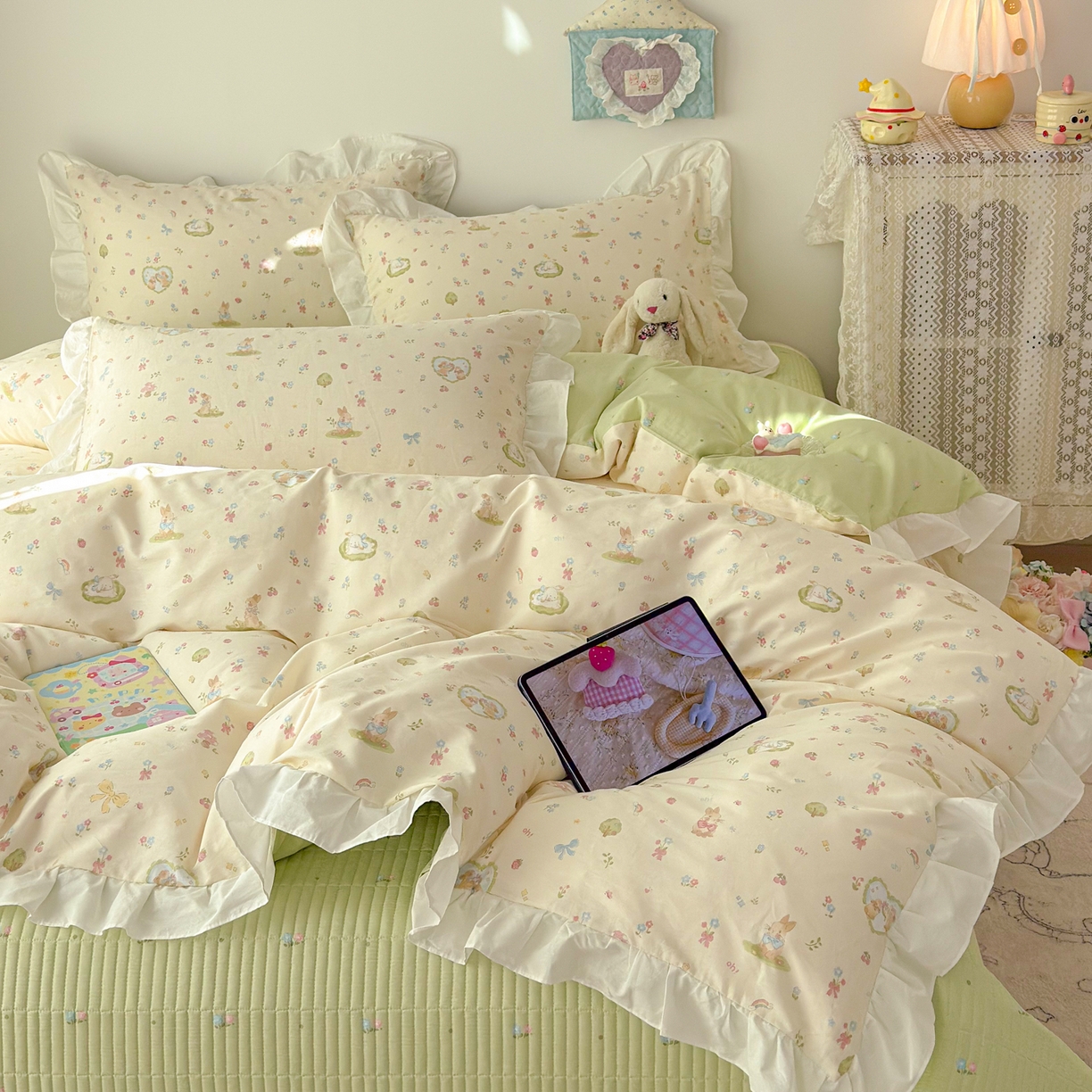 91家纺网 家纺一手货源 找家纺 简宜家居（朝初家纺） 2026新款全棉绗缝花边床盖四件套 兔与花笺