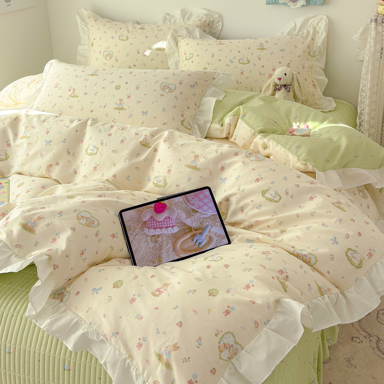 91家纺网 家纺一手货源 找家纺 简宜家居（朝初家纺） 2026新款全棉绗缝花边床盖四件套 兔与花笺