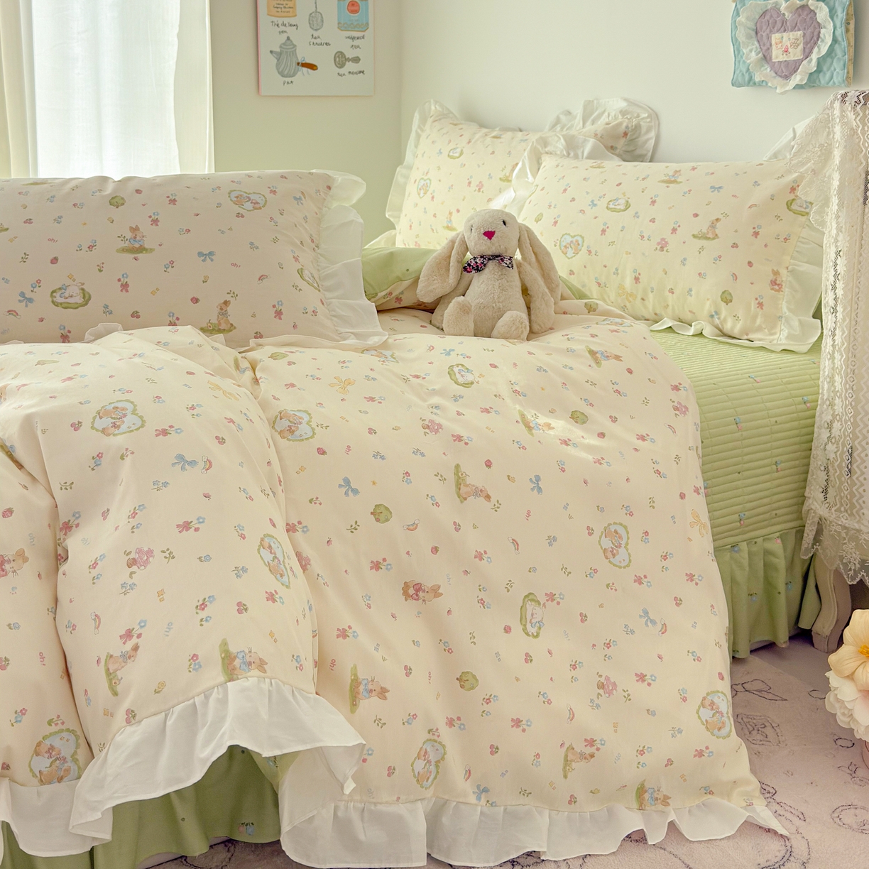 91家纺网 家纺一手货源 找家纺 简宜家居（朝初家纺） 2026新款全棉绗缝花边床盖四件套 兔与花笺