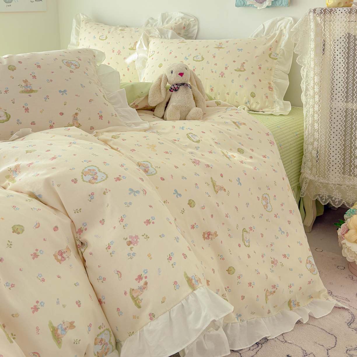 91家纺网 家纺一手货源 找家纺 简宜家居（朝初家纺） 2026新款全棉绗缝花边床盖四件套 兔与花笺