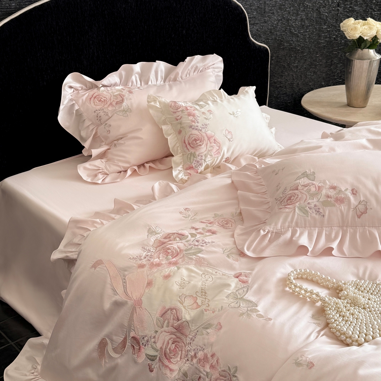 91家纺网 家纺一手货源 找家纺 鹿班家居 2026新款100S长绒棉纯棉精密刺绣系列四件套-邂逅庄园（标准会员-20元) 邂逅庄园-粉色