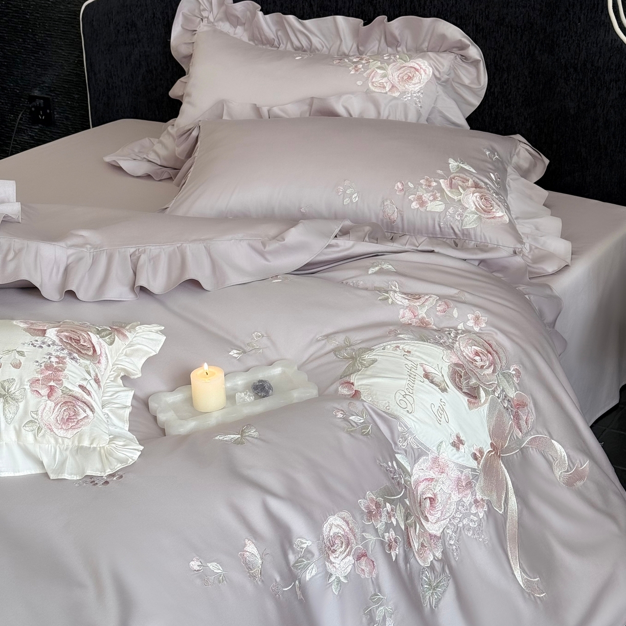 91家纺网 家纺一手货源 找家纺 鹿班家居 2026新款100S长绒棉纯棉精密刺绣系列四件套-邂逅庄园（标准会员-20元) 邂逅庄园-紫色