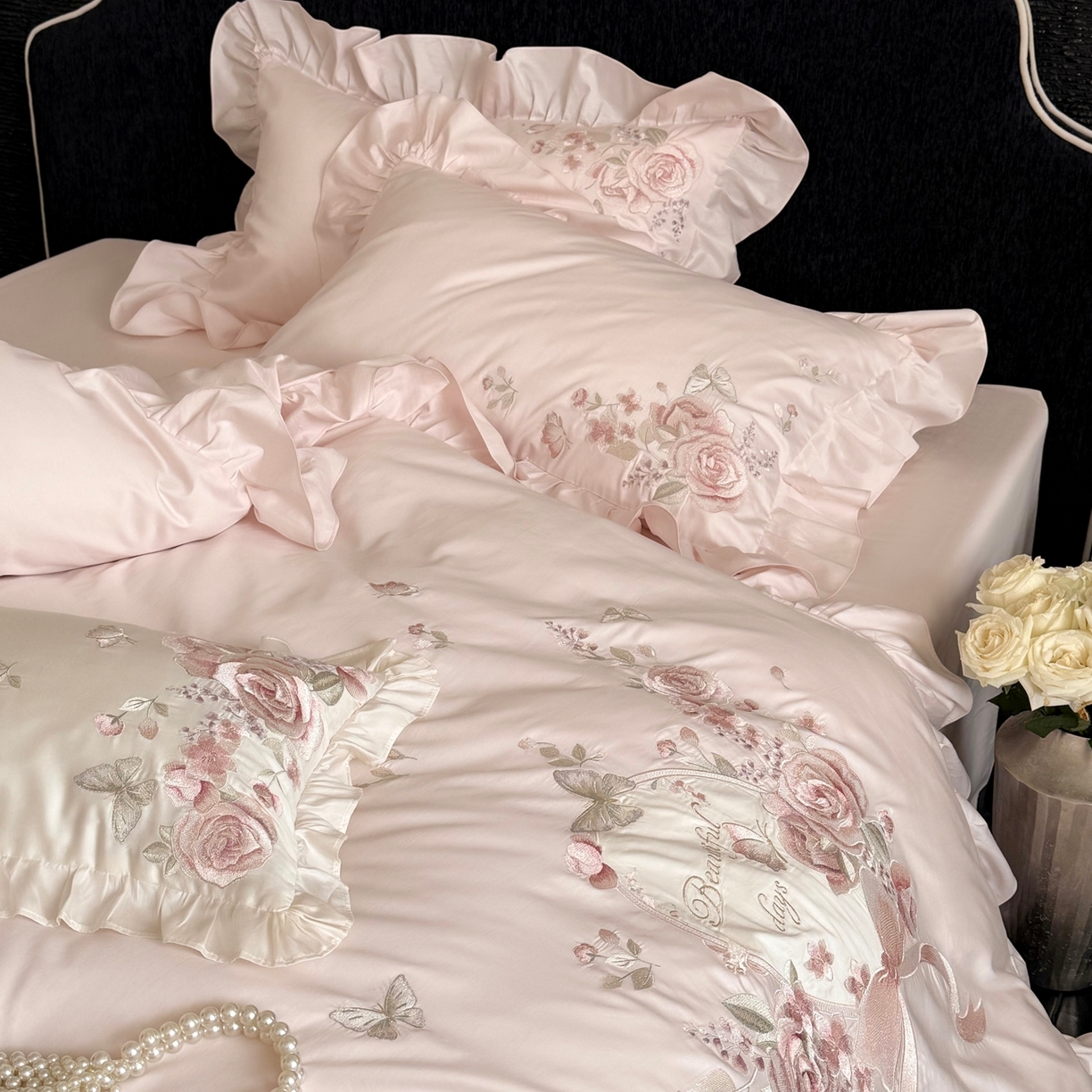 91家纺网 家纺一手货源 找家纺 鹿班家居 2026新款100S长绒棉纯棉精密刺绣系列四件套-邂逅庄园（标准会员-20元) 邂逅庄园-粉色