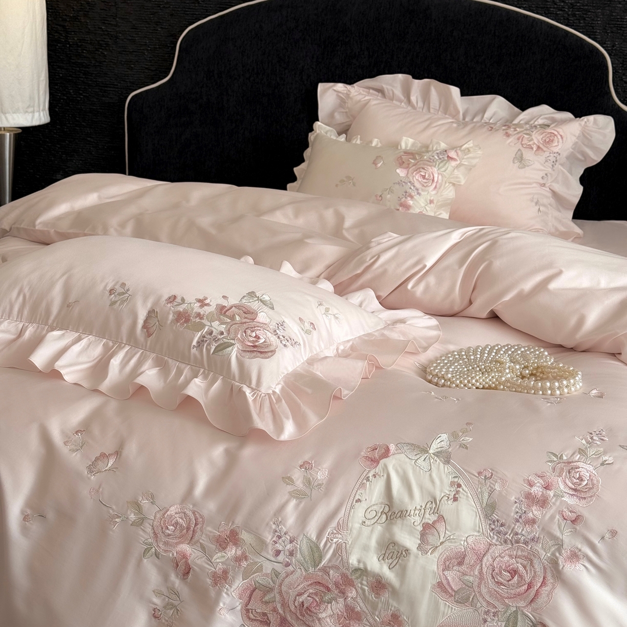 91家纺网 家纺一手货源 找家纺 鹿班家居 2026新款100S长绒棉纯棉精密刺绣系列四件套-邂逅庄园（标准会员-20元) 邂逅庄园-粉色