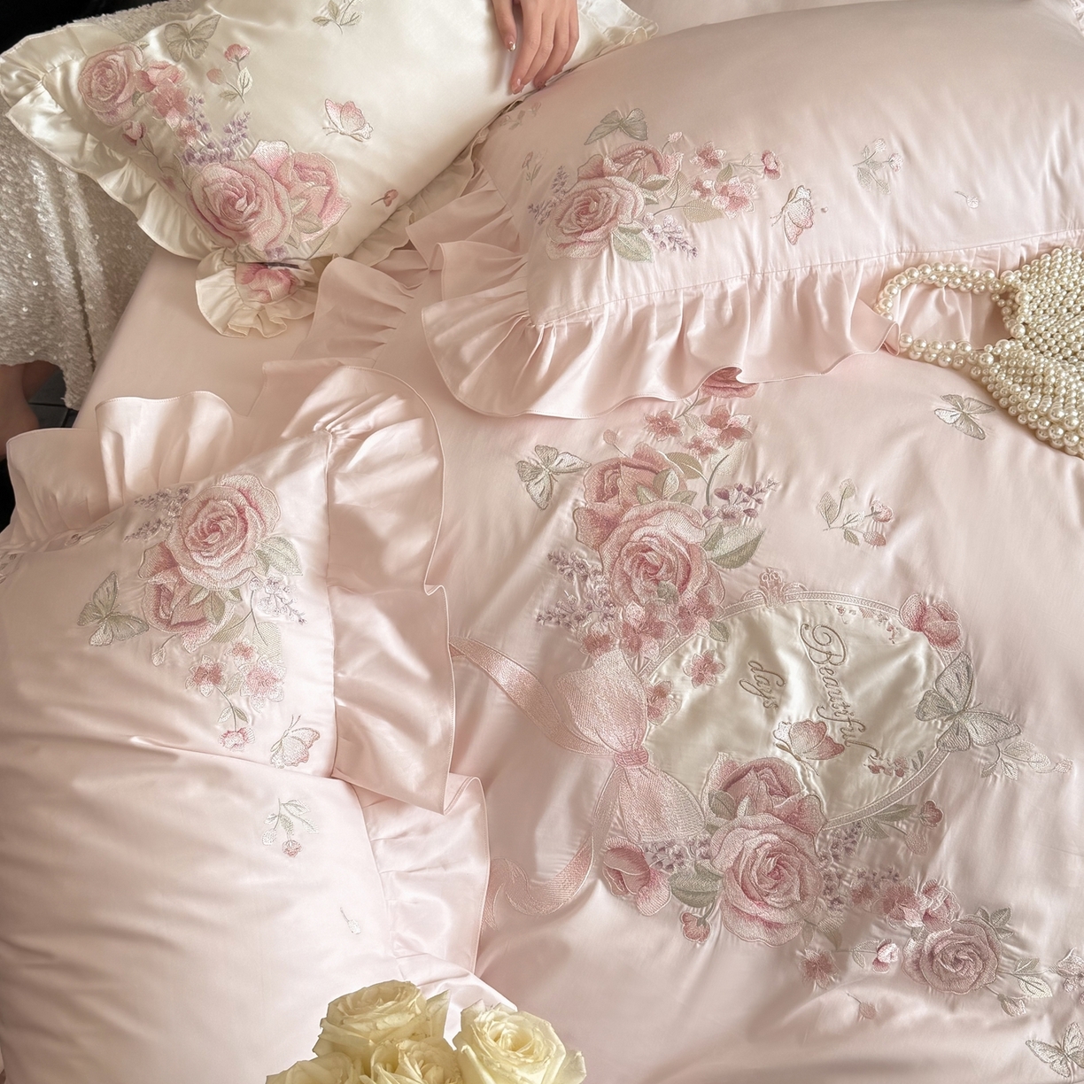 91家纺网 家纺一手货源 找家纺 鹿班家居 2026新款100S长绒棉纯棉精密刺绣系列四件套-邂逅庄园（标准会员-20元) 邂逅庄园-粉色