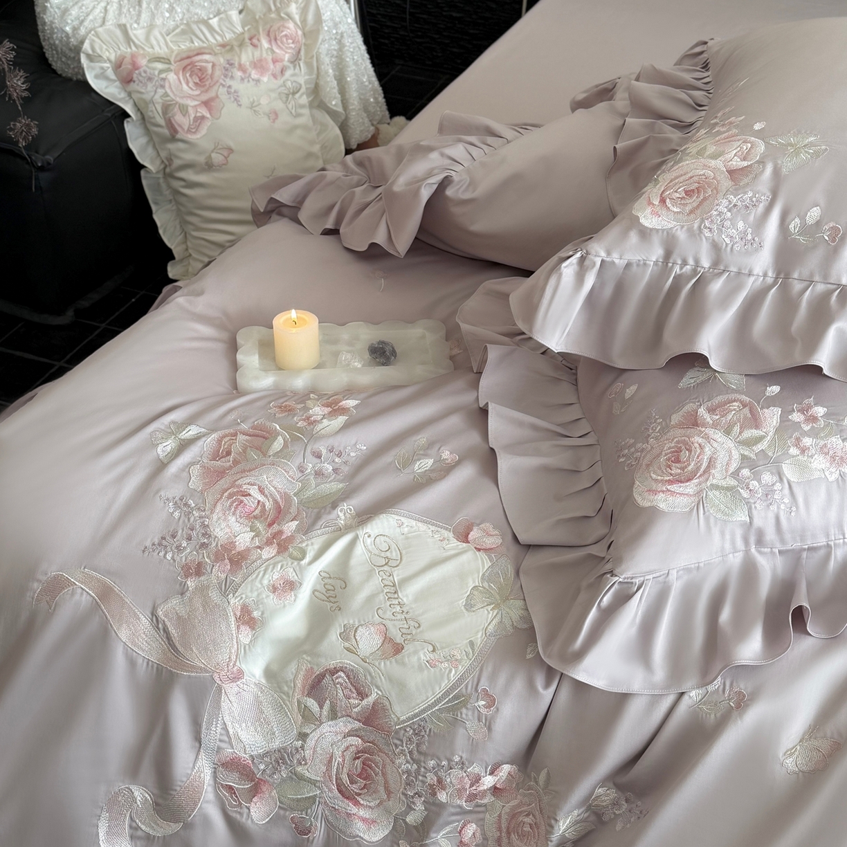 91家纺网 家纺一手货源 找家纺 鹿班家居 2026新款100S长绒棉纯棉精密刺绣系列四件套-邂逅庄园（标准会员-20元) 邂逅庄园-紫色