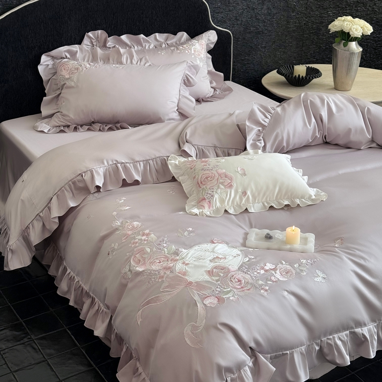 91家纺网 家纺一手货源 找家纺 鹿班家居 2026新款100S长绒棉纯棉精密刺绣系列四件套-邂逅庄园（标准会员-20元) 邂逅庄园-紫色