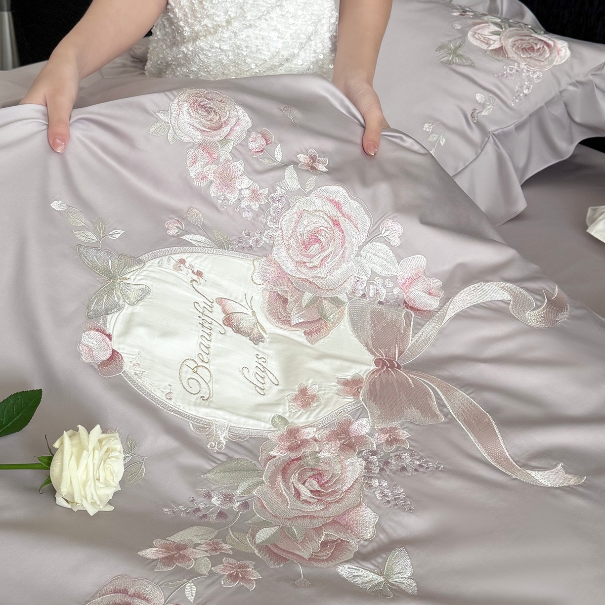 91家纺网 家纺一手货源 找家纺 鹿班家居 2026新款100S长绒棉纯棉精密刺绣系列四件套-邂逅庄园（标准会员-20元) 邂逅庄园-紫色