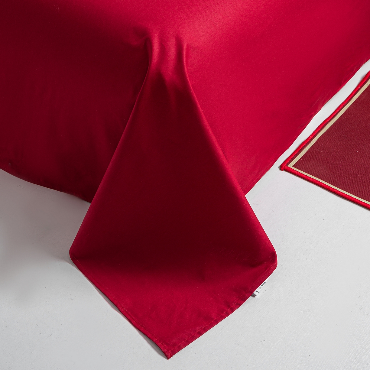 91家纺网 家纺一手货源 找家纺 典曼家纺 2026新款全棉贡缎提花红色婚庆纯棉四件套 花戏蝶