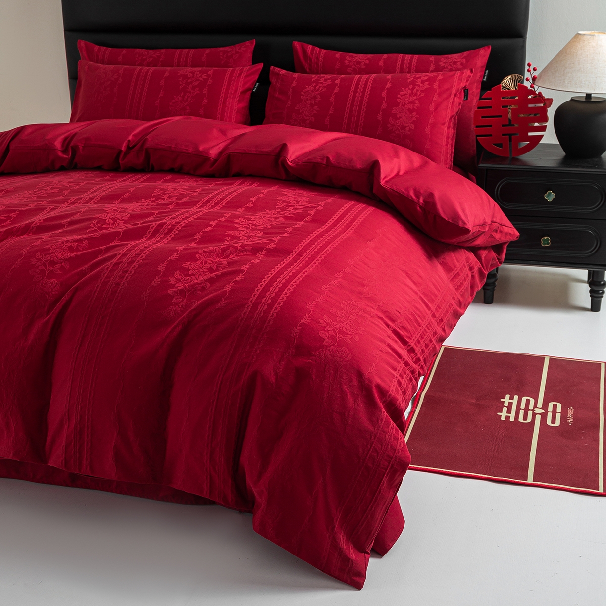 91家纺网 家纺一手货源 找家纺 典曼家纺 2026新款全棉贡缎提花红色婚庆纯棉四件套 花漾甜心-红