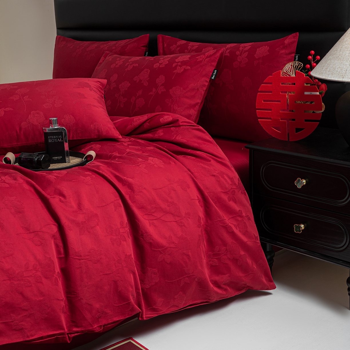 91家纺网 家纺一手货源 找家纺 典曼家纺 2026新款全棉贡缎提花红色婚庆纯棉四件套 岁月留声