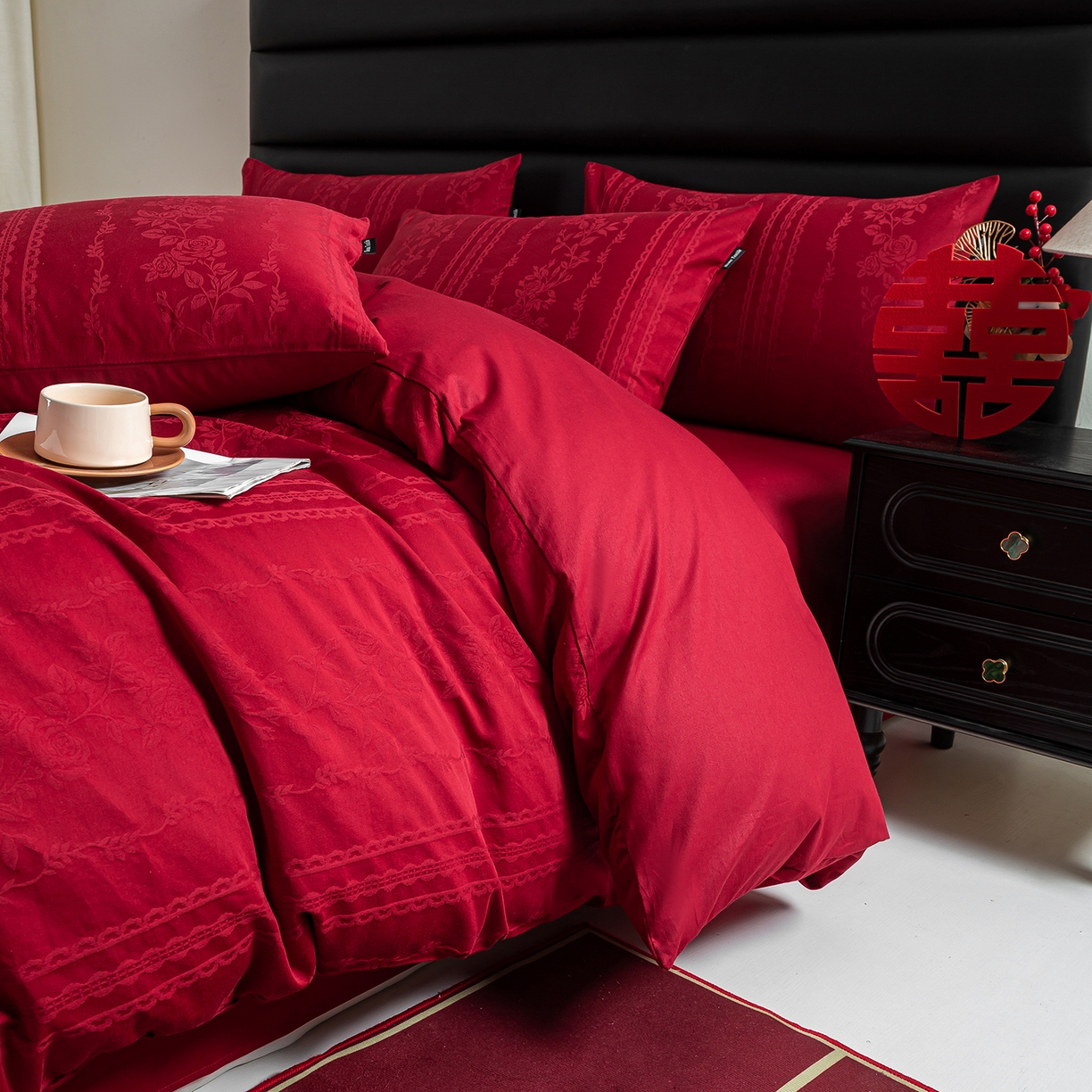 91家纺网 家纺一手货源 找家纺 典曼家纺 2026新款全棉贡缎提花红色婚庆纯棉四件套 花漾甜心-红
