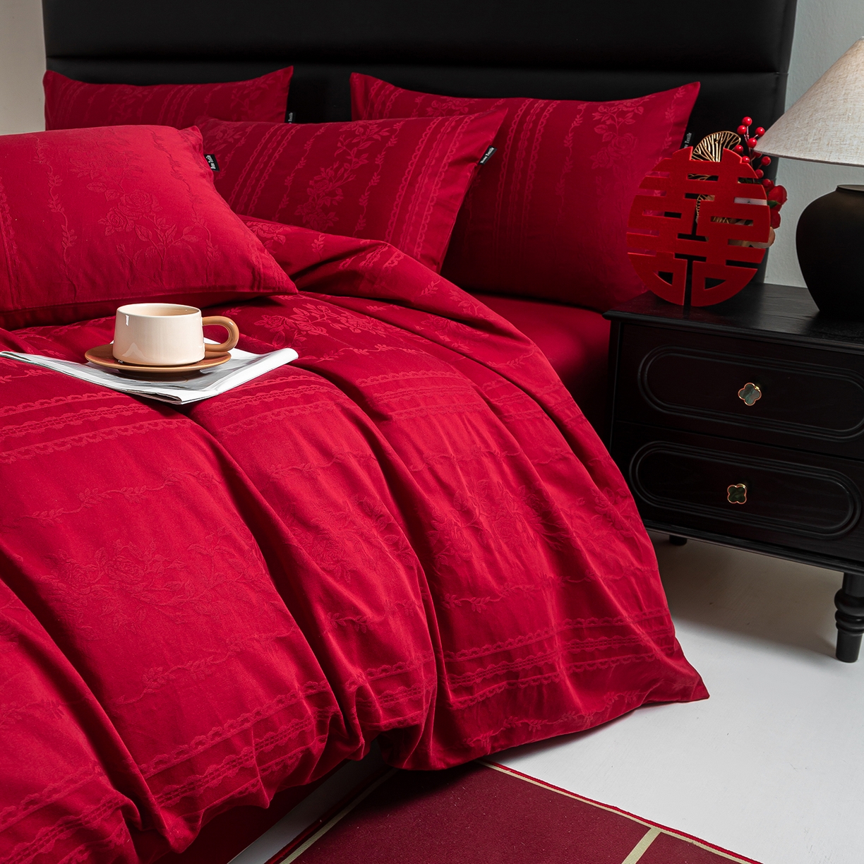 91家纺网 家纺一手货源 找家纺 典曼家纺 2026新款全棉贡缎提花红色婚庆纯棉四件套 花漾甜心-红