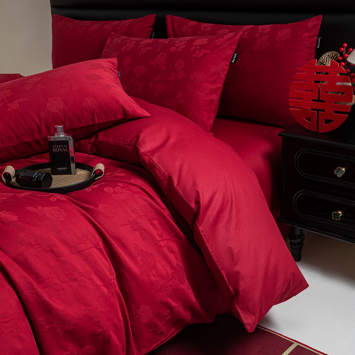 91家纺网 家纺一手货源 找家纺 典曼家纺 2026新款全棉贡缎提花红色婚庆纯棉四件套 岁月留声